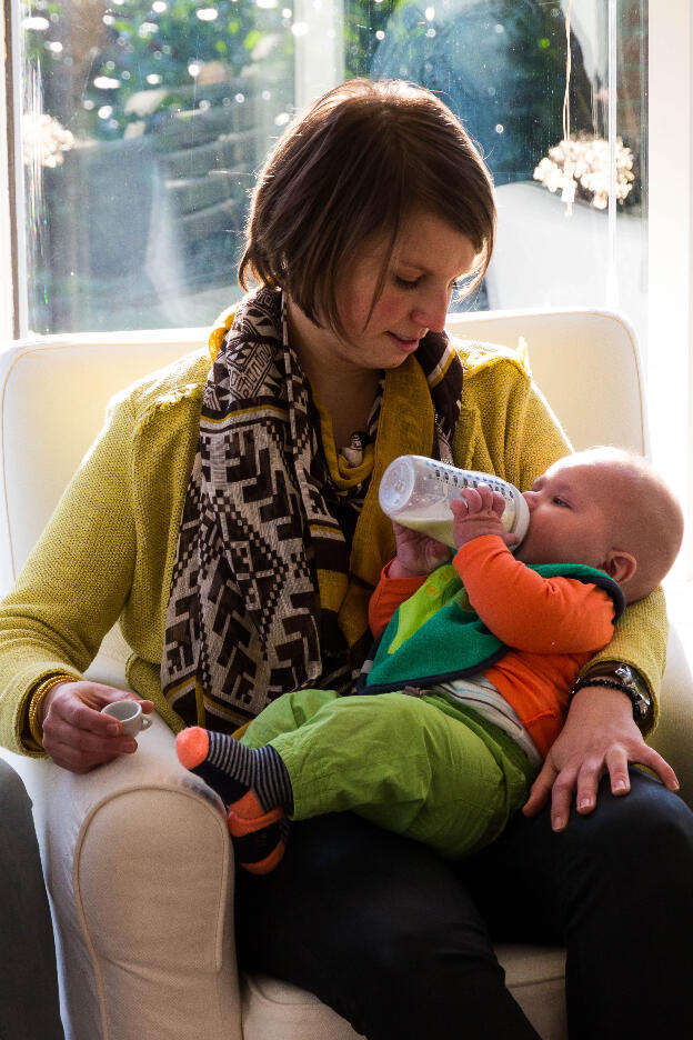 Sans les mains pour maman, qui peut en profiter pour boire son (mini) thé