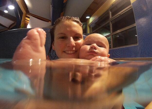 Victor se fait un selfie a la psicine avec son pied