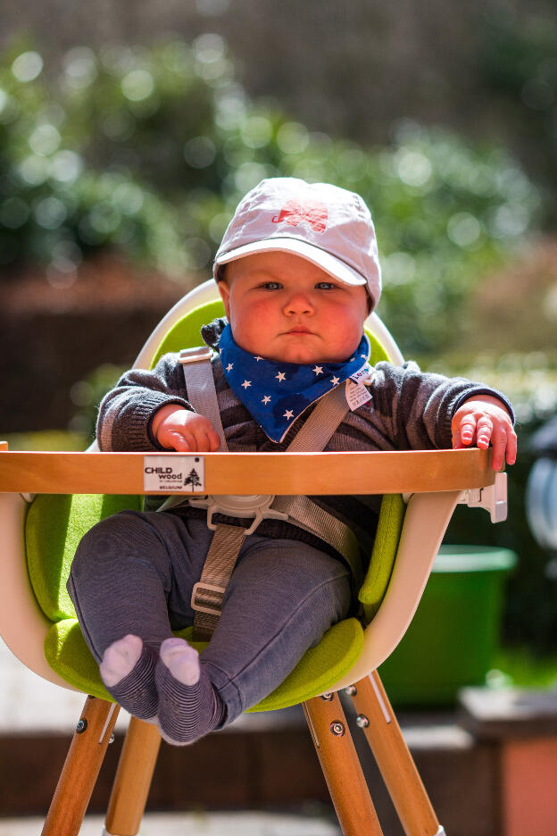 Le poseur sur sa chaise haute