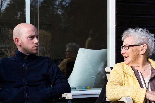 Sjoerd et Oma se regardent