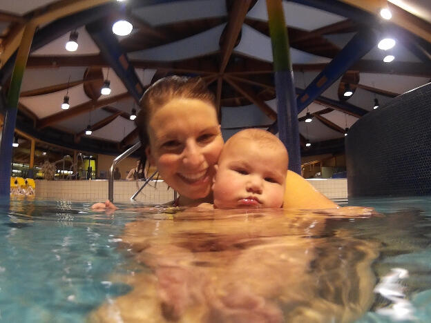 Victor et maman a la piscine