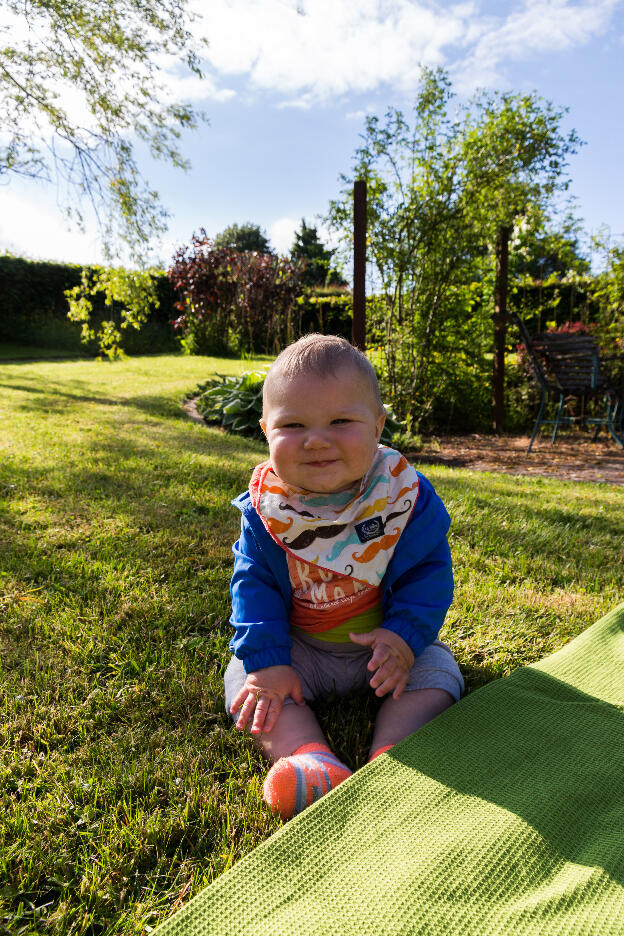 On est mieux juste a cote de la couverture, dans l herbe!