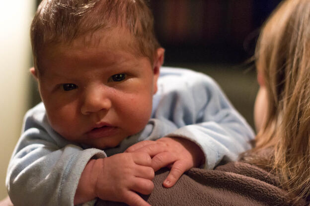 Séance photo sur l'épaule de maman