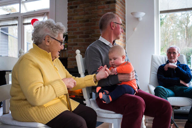 Victor a découvert les mains de Oma