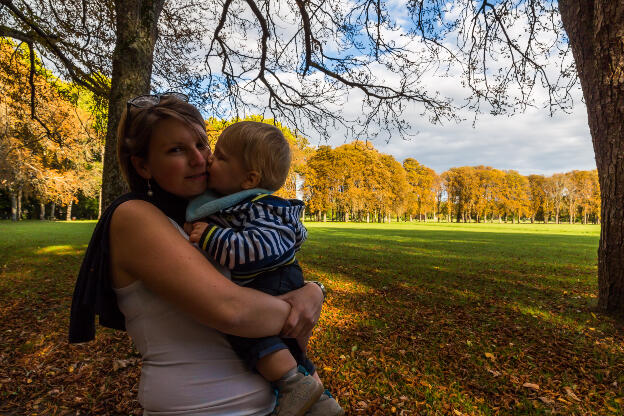 Dans le parc de Richelieu, en train de faire un bisou à maman