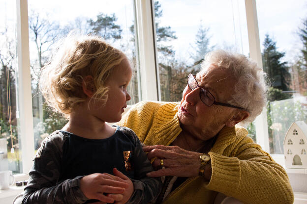 Oma et son arrière petite fille en plein échange