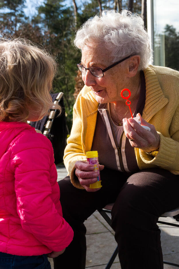 Oma qui explique comment faire des bulles