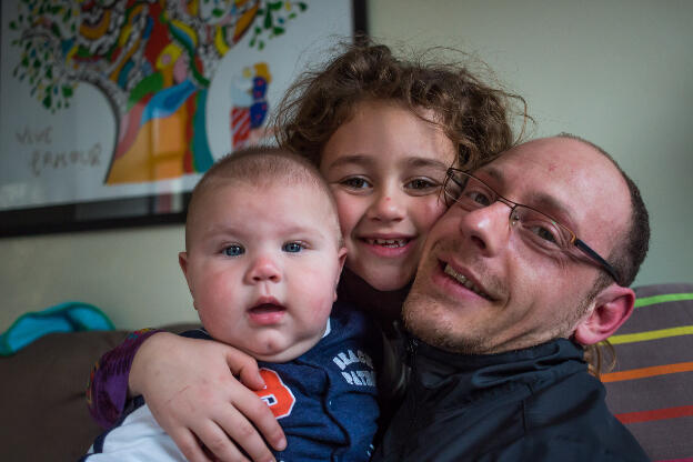 Victor avec sa cousine et son parrain