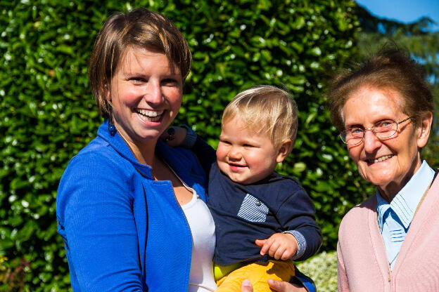 L'arriere grande mere, sa petite fille, et son arriere petit fils