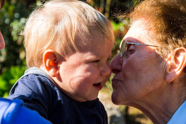 L'arriere grande mere et son arriere petit fils