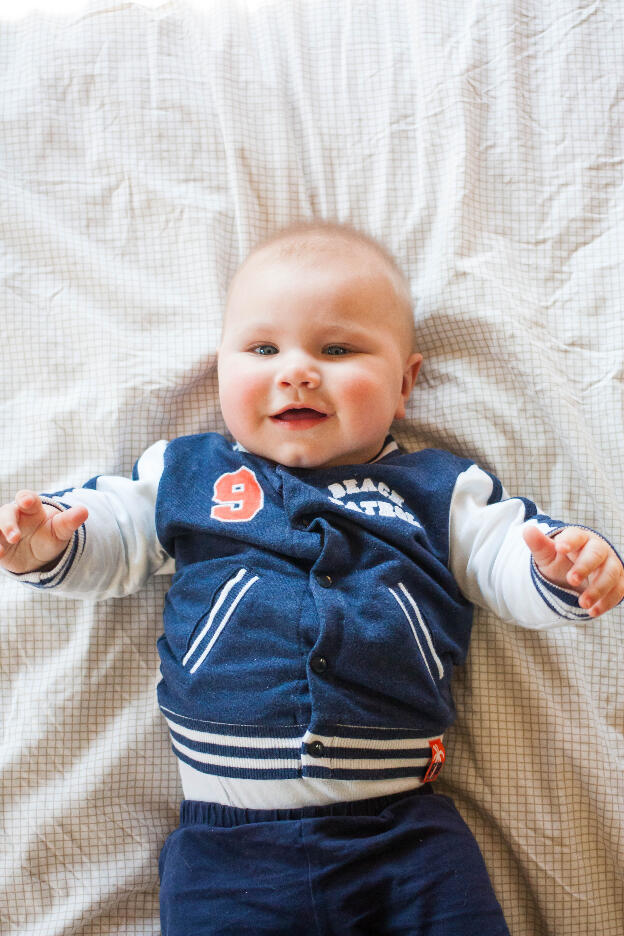 Victor avec son ensemble de joueur de baseball offert par Oma